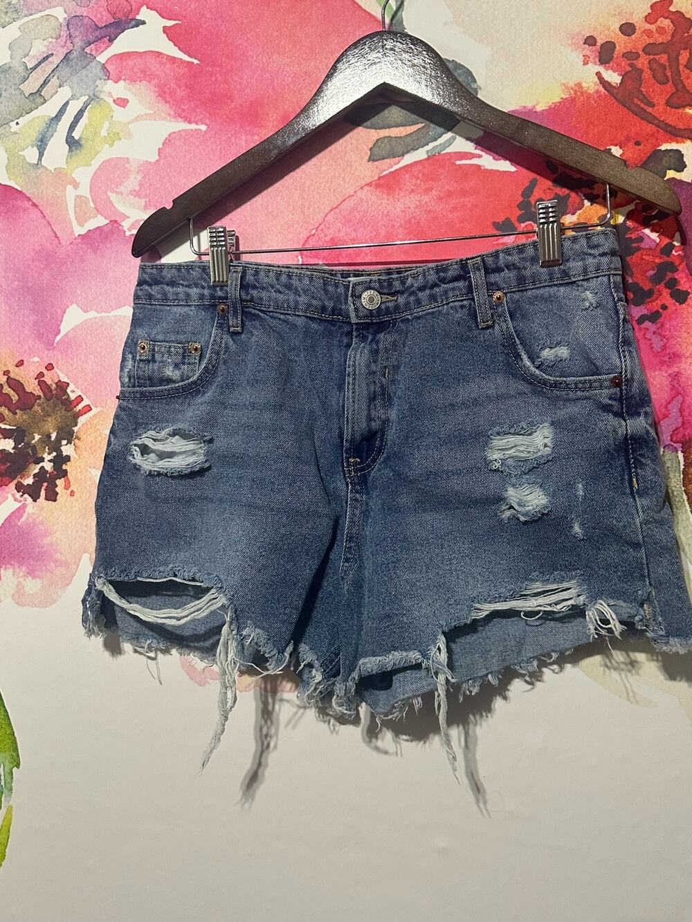 Love Tree Premium Denim Distressed Jean Shorts Womens Size L Booty Shorts Daisy